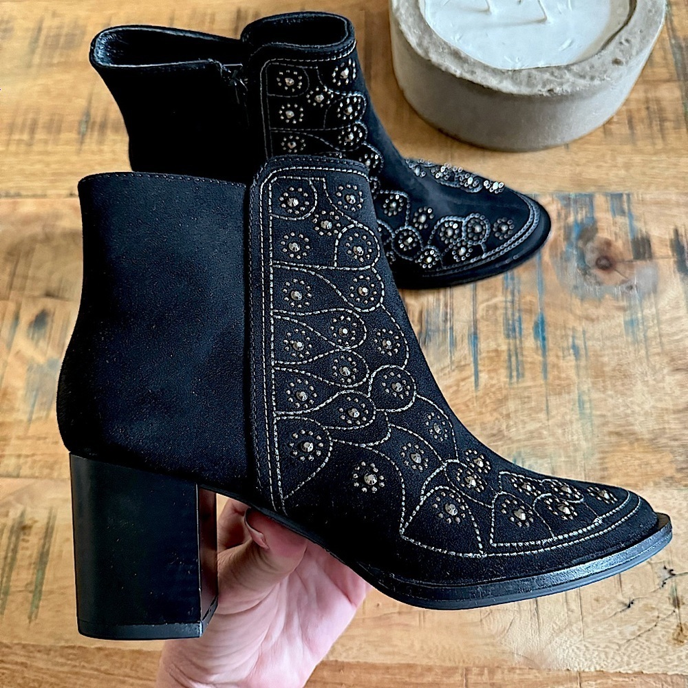 Lyard Ankle Suede Black Boots Size 7.5